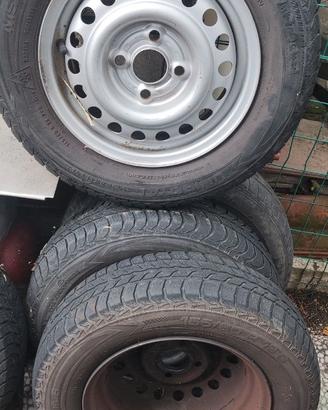 Quattro Ruote Chevrolet Spark da neve con cerchio.
