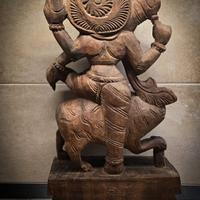 Statua Durga su Leone (Vahana). Legno Teak 44 cm