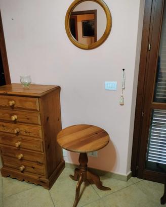 Tavolino e specchio
