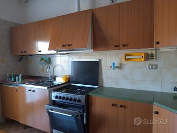 cucina con mobili a gas, con forno elettrico 