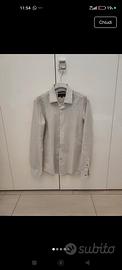 Camicia bianca a pois neri