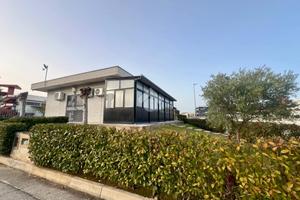 NEGOZIO A MOSCIANO SANT'ANGELO