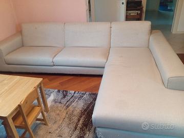 divano con chaise-longue