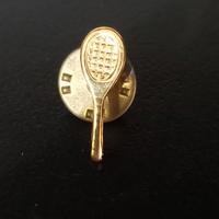 Spilla in oro a forma di racchetta