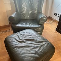 Poltrona in pelle con poggiapiedi