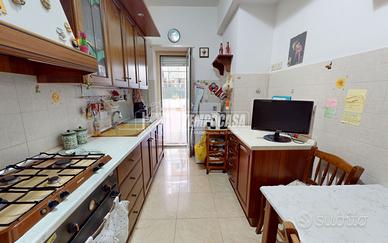 AMPIO TRILOCALE CON GIARDINO PAVIMENTATO