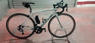 bici da corsa Focus inzalco