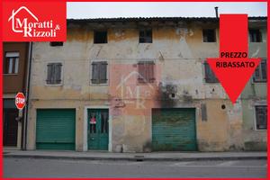 CASA ACCOSTATA centrale completamente da ristruttu