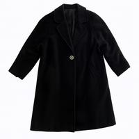 Cappotto nero sartoriale donna e bottone gioiello.