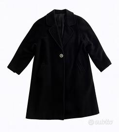 Cappotto nero sartoriale donna e bottone gioiello.