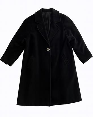 Cappotto nero sartoriale donna e bottone gioiello.