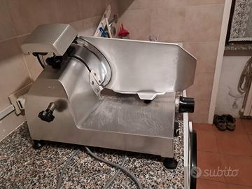 affettatrice inclinata 