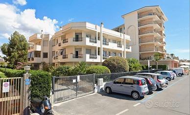 Box interrato , porta nuova, appena imbiancato