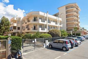 Box interrato , porta nuova, appena imbiancato