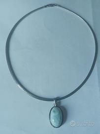 Collana rigida con pendente con pietra turchese
