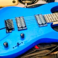 chitarra, amplificatore e pedale