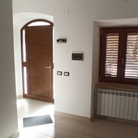 Casa semi indipend. 105 mq su 3 piani lungo lago