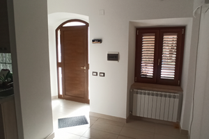 Casa semi indipend. 105 mq su 3 piani lungo lago