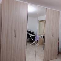  Armadio moderno con ante a specchio 