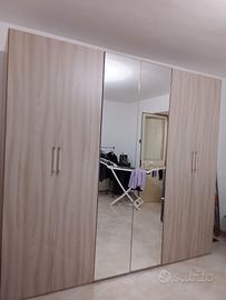  Armadio moderno con ante a specchio 