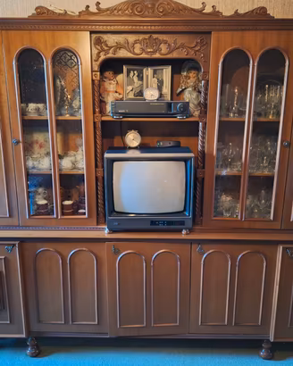 Credenza con tavolo piú sei sedie