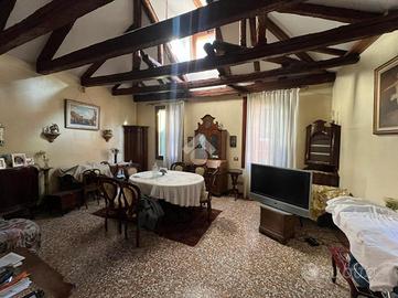 2 LOCALI A VENEZIA
