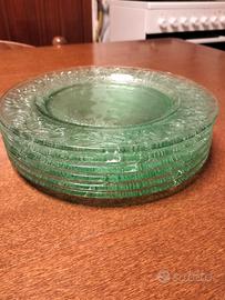 set di piatti in vetro pressato verde vintage.