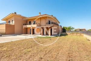 Villa di 330 m² con più di 5 locali a Pomezia