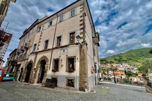 Poli: appartamento ristrutturato centro paese