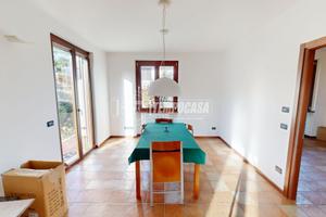 VILLA SINGOLA CON AMPIO GIARDINO E TRIPLO BOX