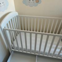 Lettino per bambini con cassetto.