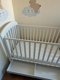 Lettino per bambini con cassetto.