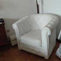 Poltrona bianca in ecopelle capitonnè