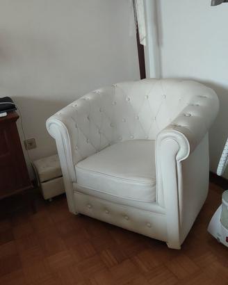 Poltrona bianca in ecopelle capitonnè