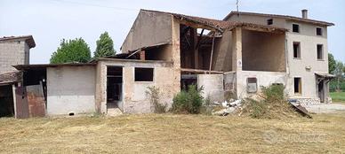 Grande Casale da Ristrutturare con Terreno Castigl