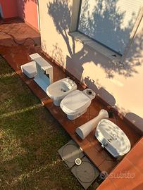 Wc con cassetta, bidet, lavandino, specchiera