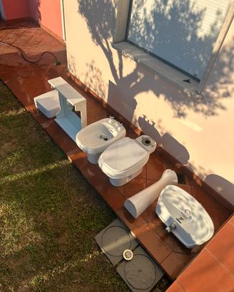 Wc con cassetta, bidet, lavandino, specchiera