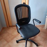 Sedia da ufficio IKEA nera con ruote.