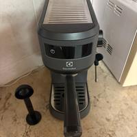 Macchina da caffe Electrolux grigio scuro.