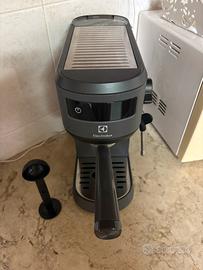 Macchina da caffe Electrolux grigio scuro.