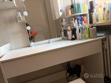 Mobile per trucchi con lo specchio led e sgabello