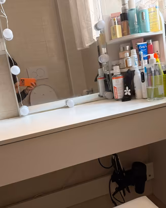 Mobile per trucchi con lo specchio led e sgabello