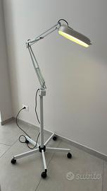 Lampada con ruote per estetista/medico