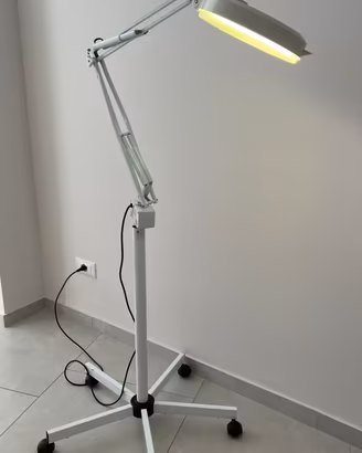 Lampada con ruote per estetista/medico