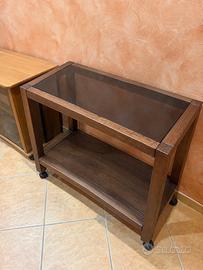 Mobiletto in legno scuro con ripiano e ruote