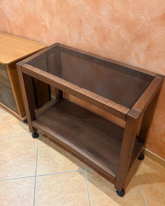 Mobiletto in legno scuro con ripiano e ruote