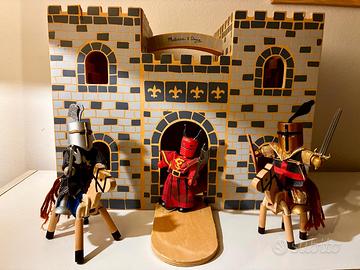 castello medievale in legno con personaggi 