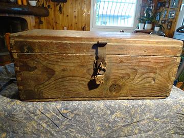 cassetta con attrezzi  di vecchi scalpellini