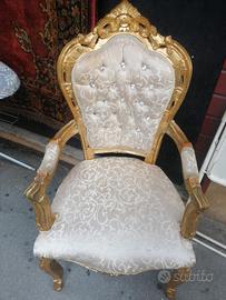 poltrona stile barocco con foglie dorate 