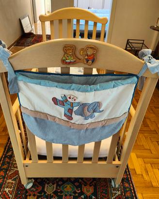 lettino in legno con sponde regolabili 